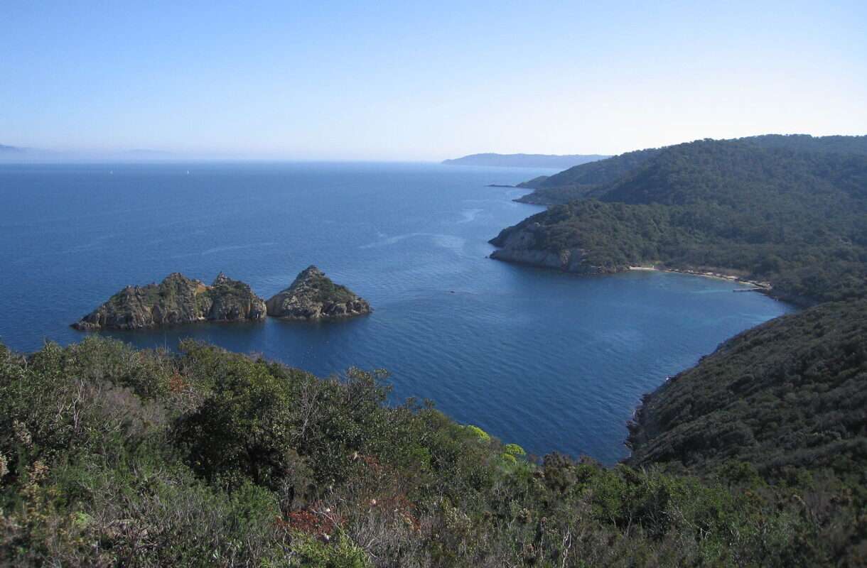 Plage_de_la_Palud_et_rocher_du_Rascas
