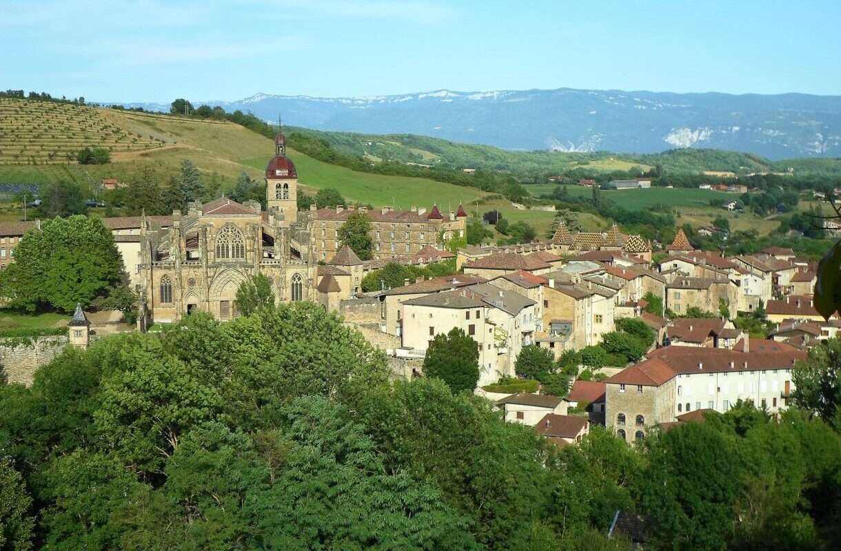 Saint-Antoine-l’Abbaye – Frankreichs Lieblingsdorf 2025 im Rampenlicht