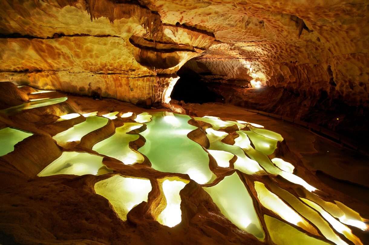 Gours_des_grottes_de_Saint_Marcel_d'Ardèche_Wikipedia