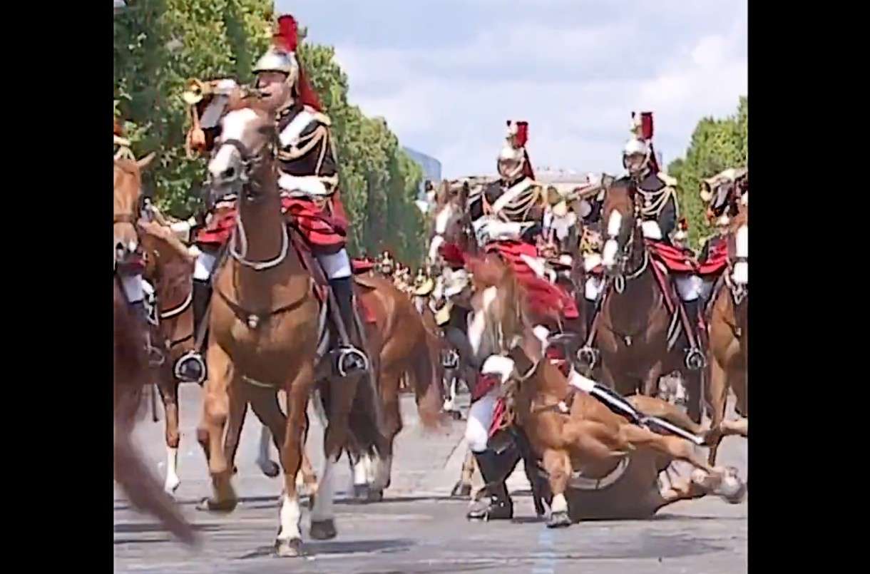 Reiterlos auf den Champs-Élysées – Zwischenfall beim Nationalfeiertag in Paris wirft Fragen auf