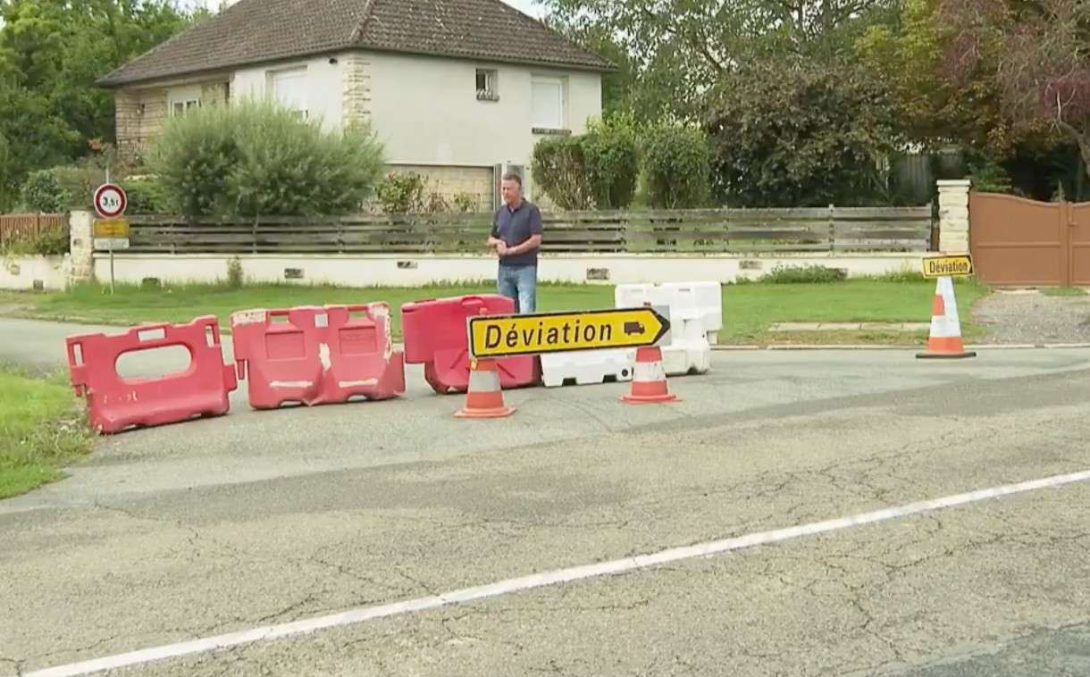 Wenn das Navi den Frieden vertreibt – Wie ein kleines Dorf dem digitalen Verkehrswahnsinn die Schranke zeigt