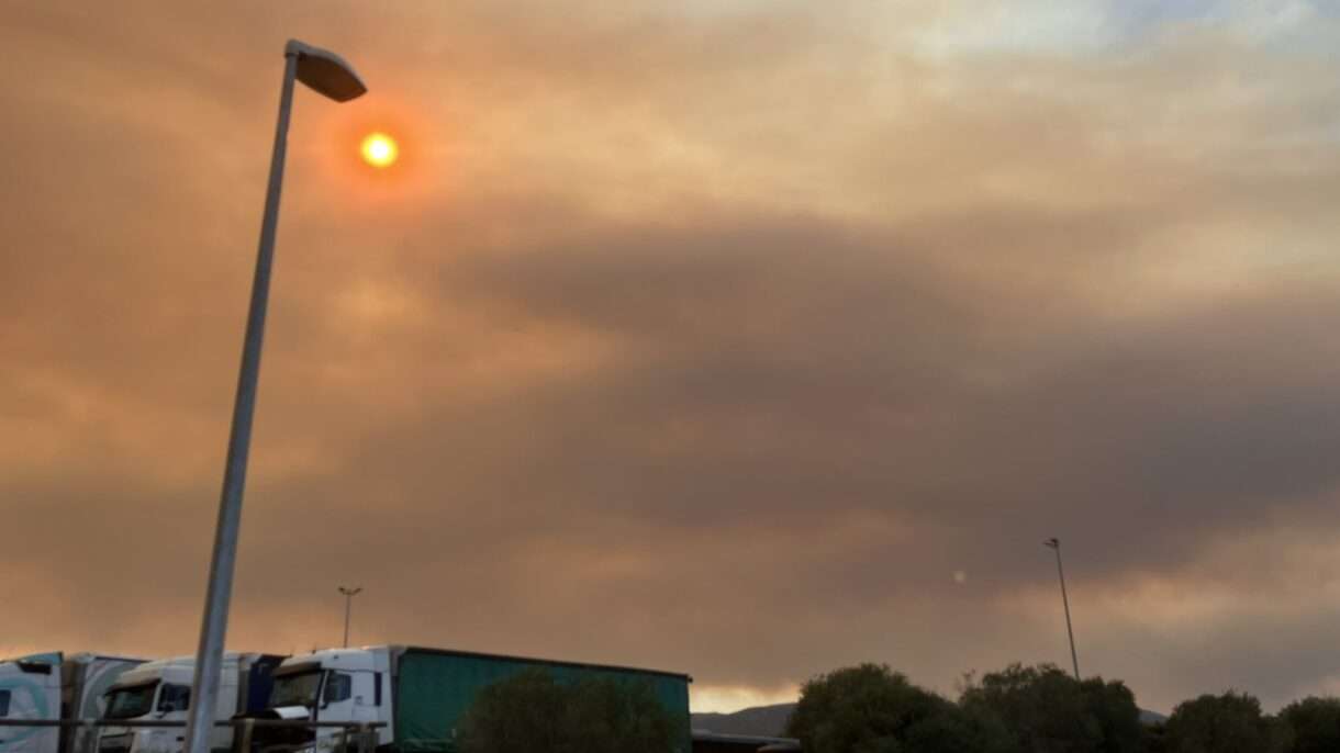 Flammenmeer im Süden: Autobahnen und Landstraßen gesperrt