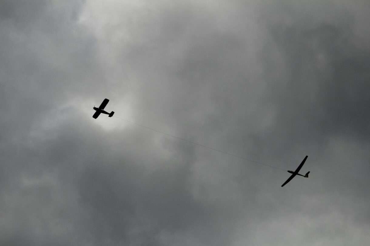 Flugtragödie in den Alpen: Zwei erfahrene Piloten sterben bei Absturz von Flugzeug und Segelflugzeug