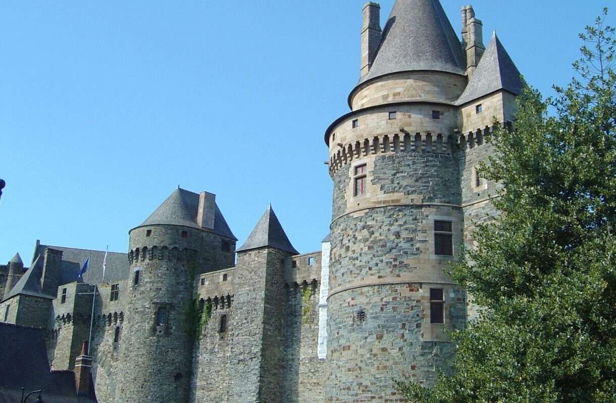 Castle-Vitre-France-GR37_Wikipedia