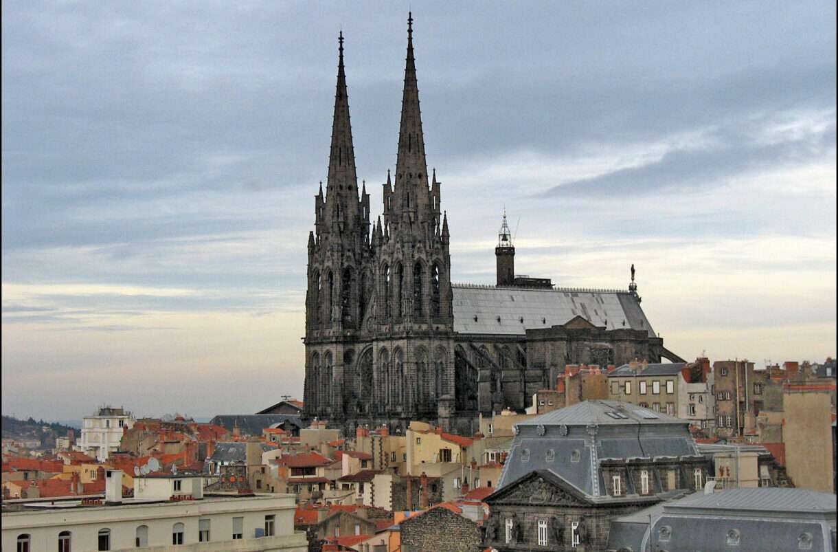 Skandal im Kirchenschiff: Der Fall des suspendierten Rektors von Clermont-Ferrand