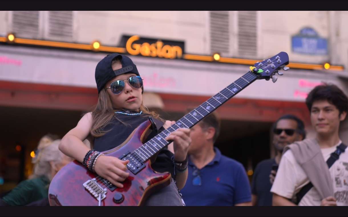 Paris singt Queen: Ein Flashmob verwandelt die Stadt in ein Opern-Rock-Spektakel