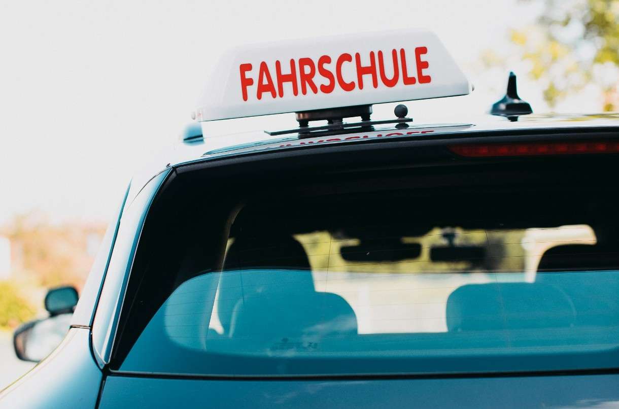 500 Fahrschulautos blockieren Paris – warum Frankreichs Führerschein-System vor dem Kollaps steht