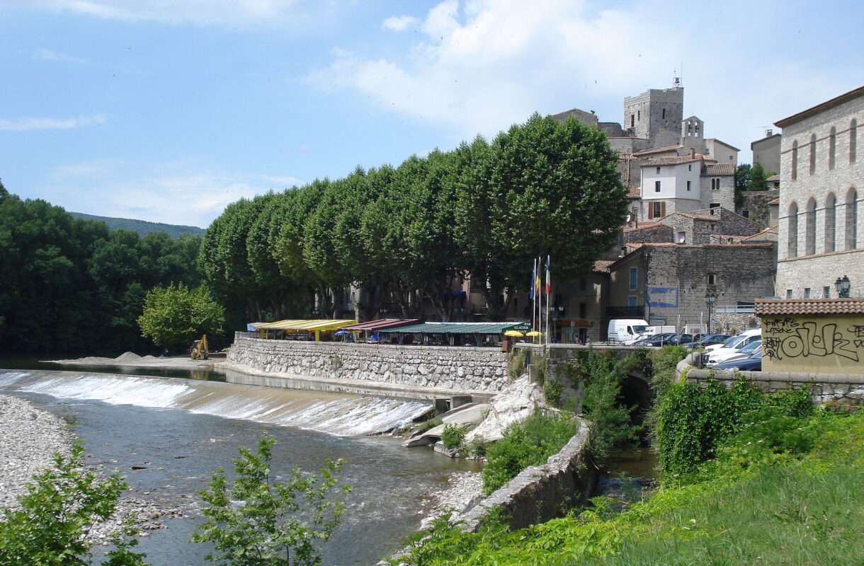 Laroque und der goldene Bogen: Wenn ein Dorf um seine Seele ringt