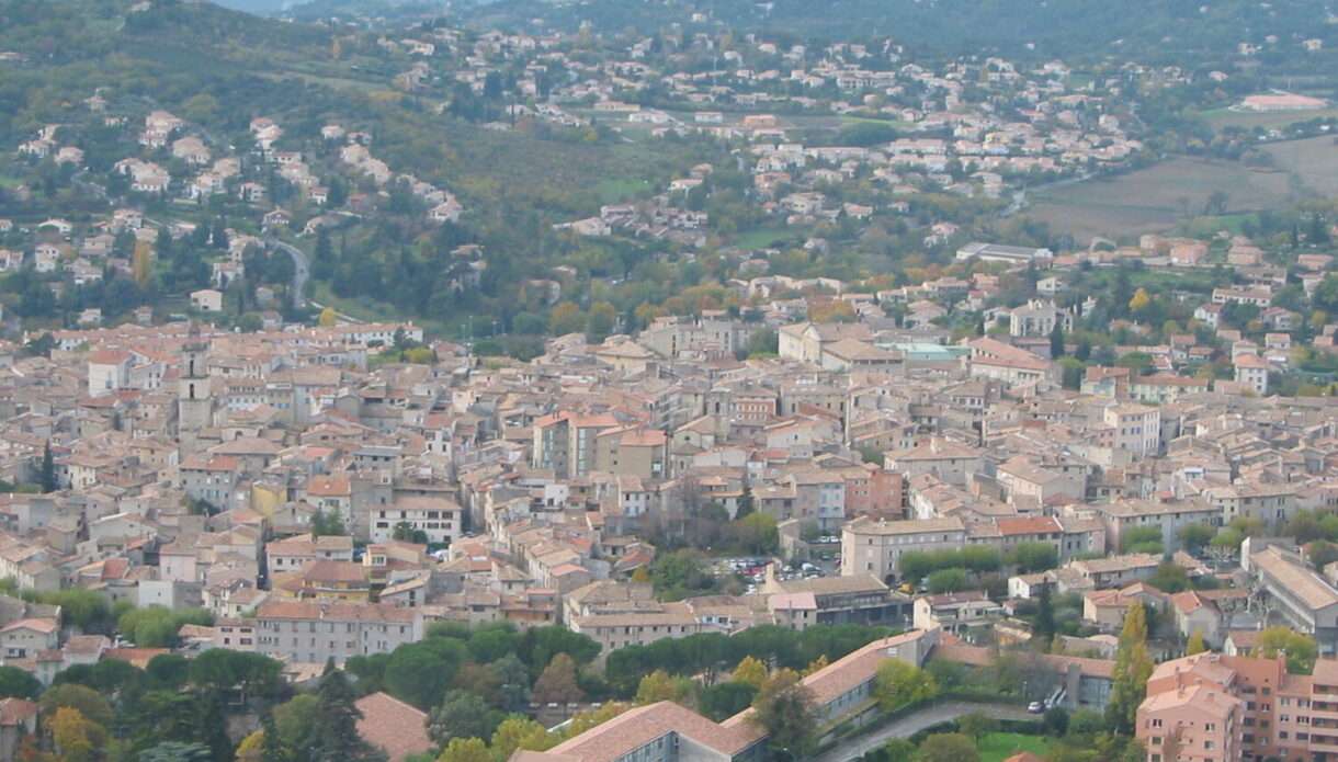 Versteckte Geschenke und offene Herzen – wie eine Näherin in Manosque die Stadt verzaubert