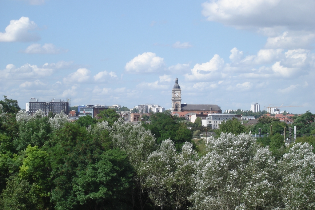 Lens, ein unerwartetes Versprechen – warum eine nordfranzösische Stadt plötzlich die große weite Welt anzieht
