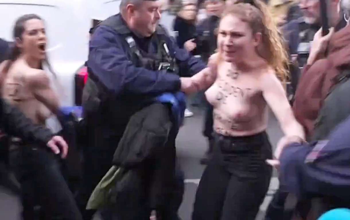 Aufruhr in Paris: Wie zwei Feministinnen Nicolas Sarkozy die Bühne streitig machten