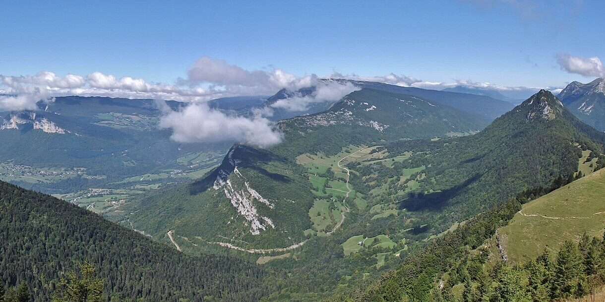 Ein falscher Schritt, ein Abgrund – tödliche Wanderung im winterlichen Massif des Bauges