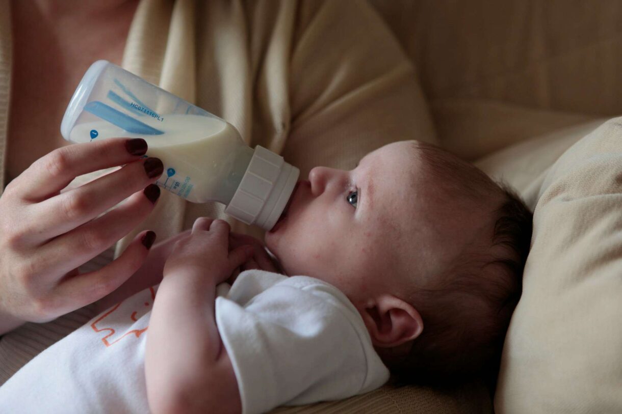 Drittes totes Baby nach Milch-Rückrufen – Wie eine neue Tragödie das Vertrauen junger Eltern erschüttert