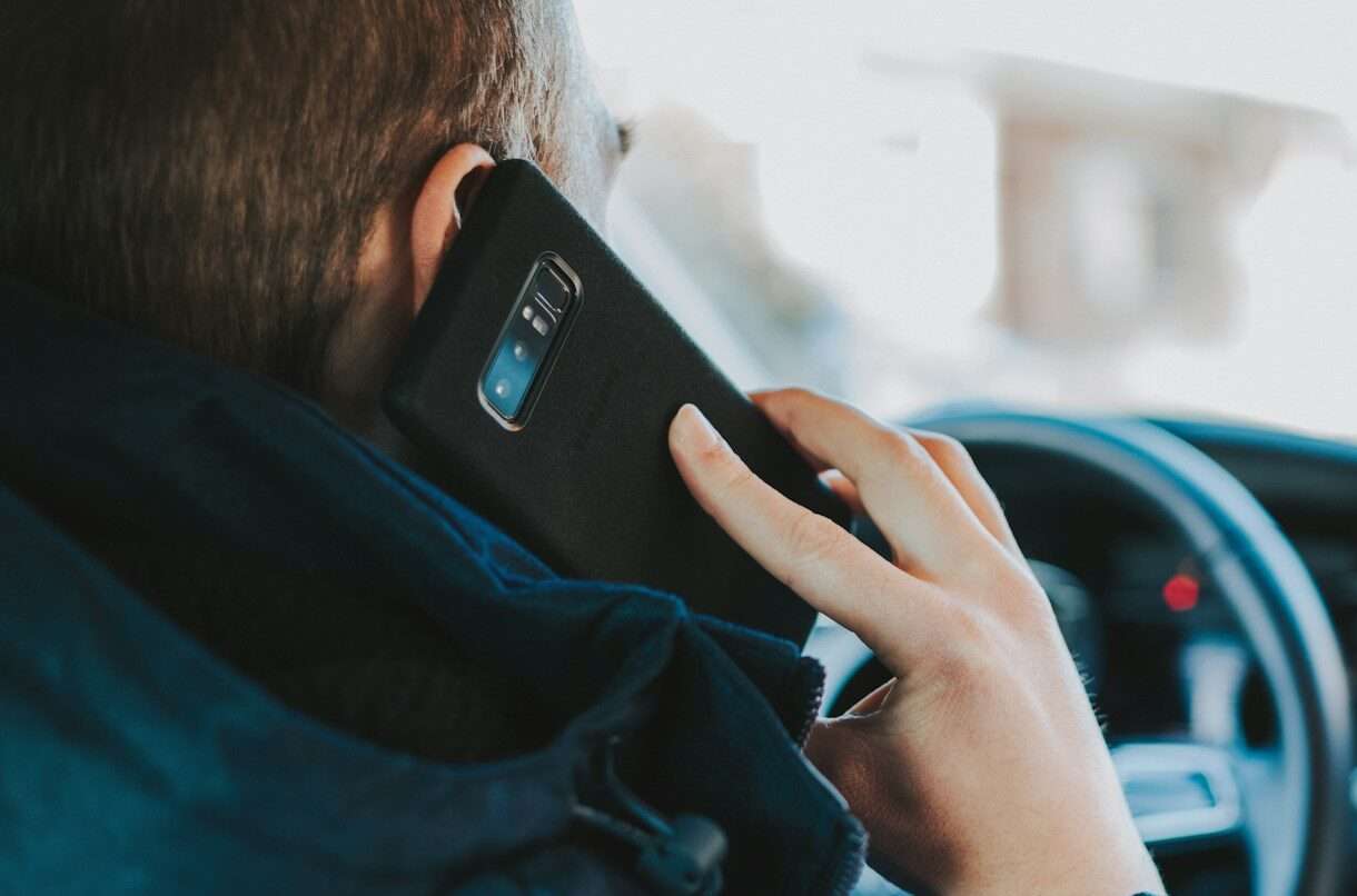 Telefon am Steuer: Frankreich zieht die Schrauben an