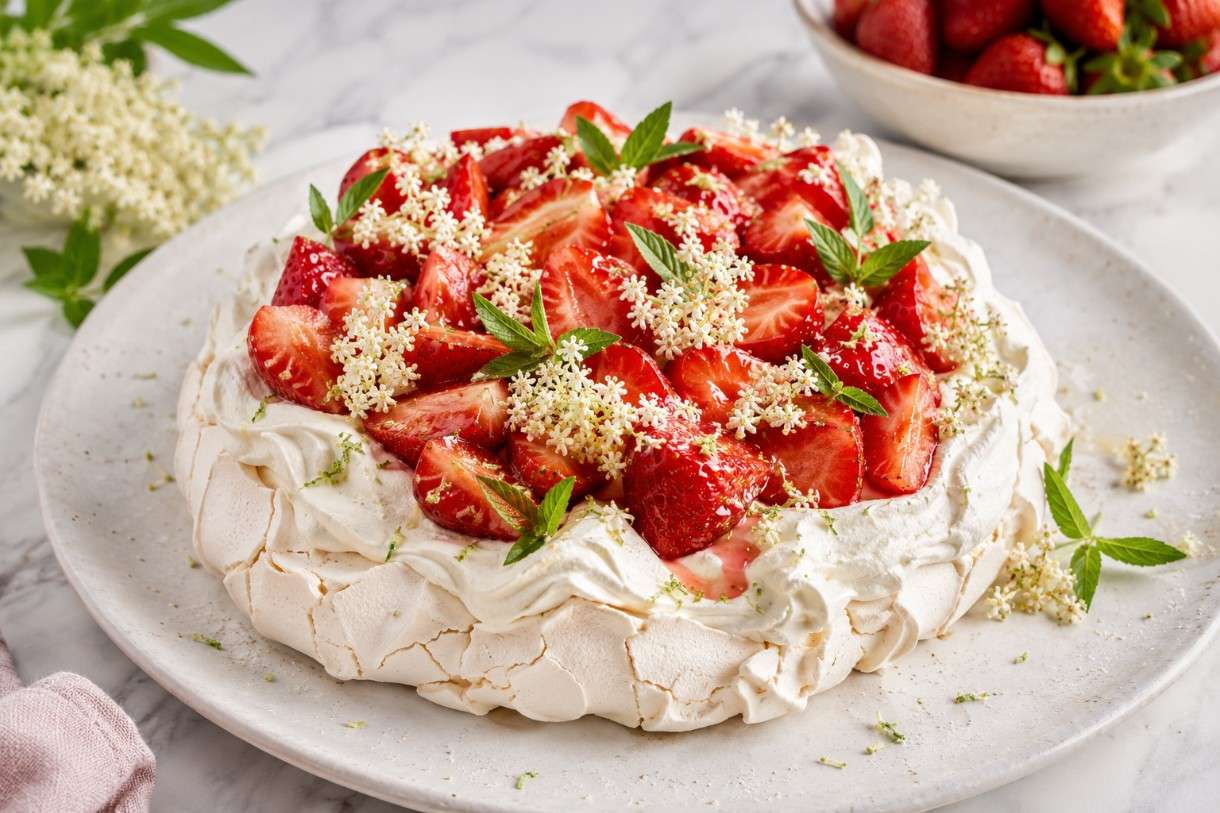 Pavlova mit Erdbeeren, Holunderblüte und Zitronenverbene