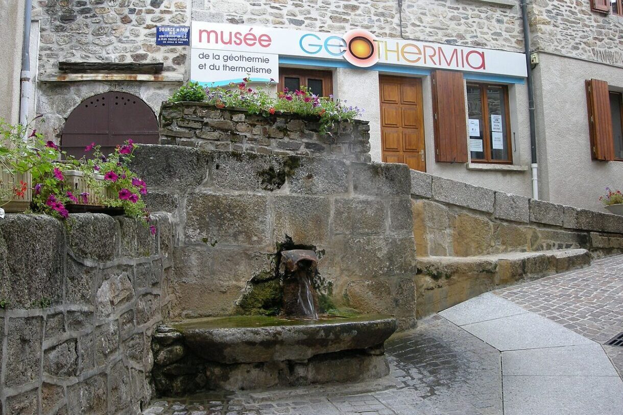 Chaudes Aigues: Wo Europas heißeste Thermalquelle seit Jahrhunderten den Alltag prägt