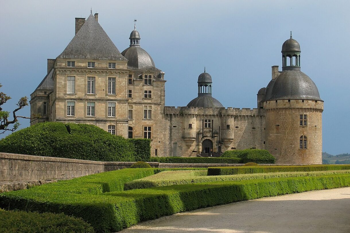 Das „kleine Versailles“ des Périgord: Schloss Hautefort in der Dordogne