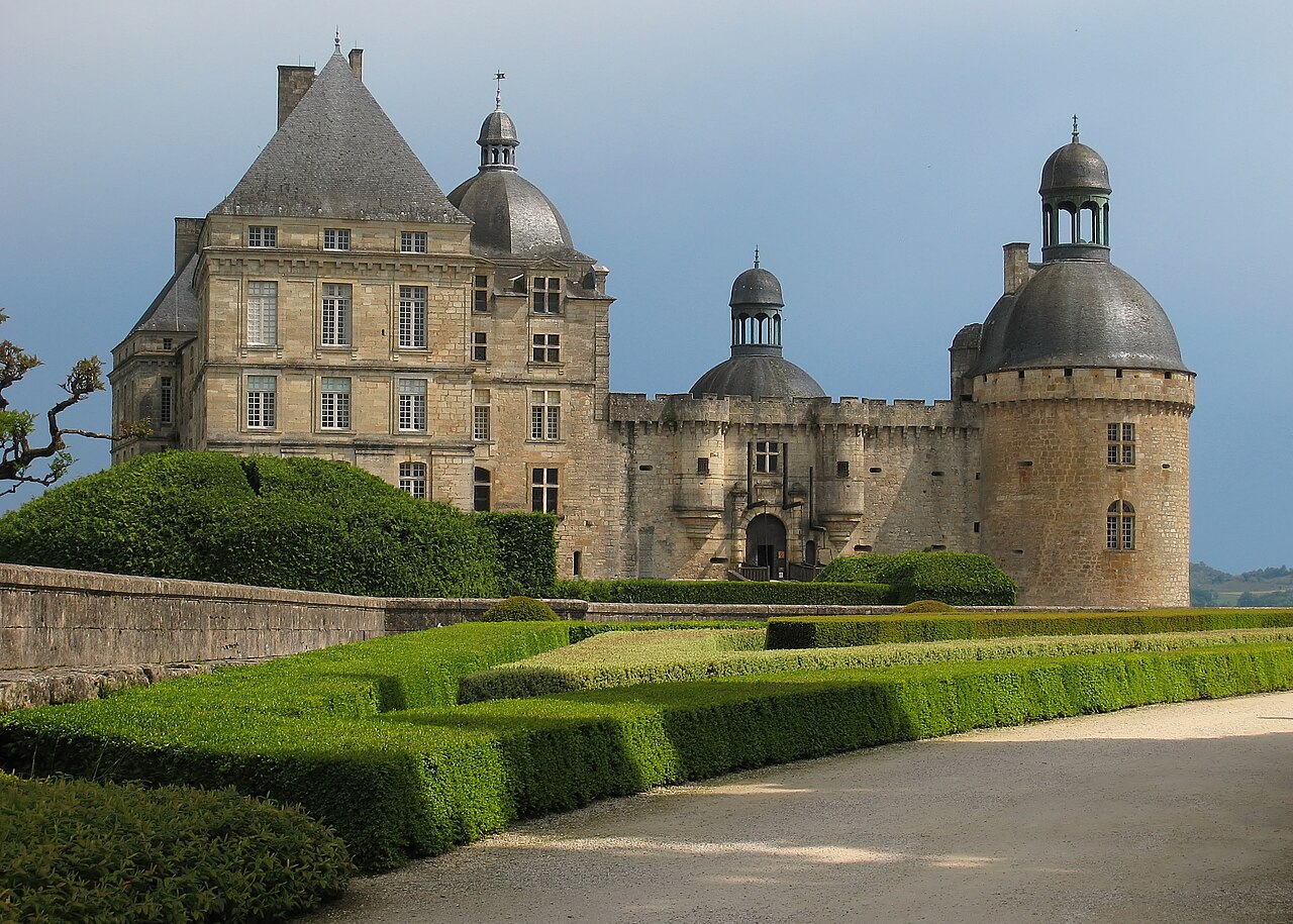 Das „kleine Versailles“ des Périgord: Schloss Hautefort in der Dordogne