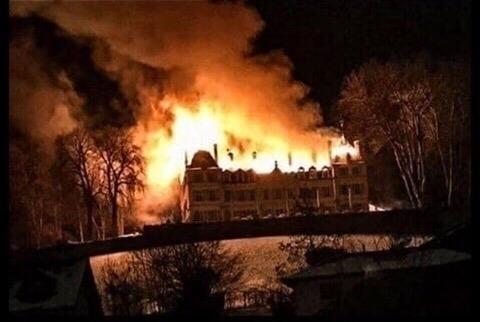 Erneut Flammen im Schloss Divonne – Historisches Wahrzeichen schwer beschädigt