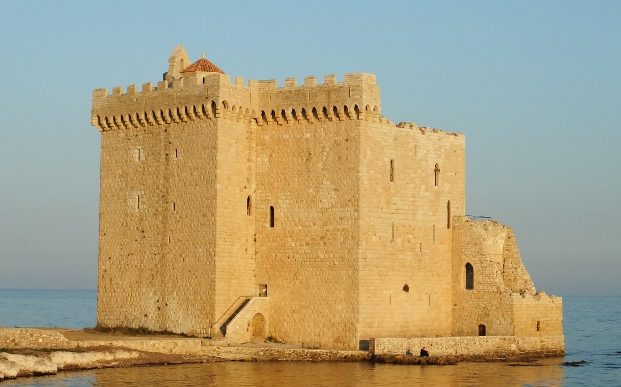 Monastère_fortifié_Saint-Honorat_Wikipedia